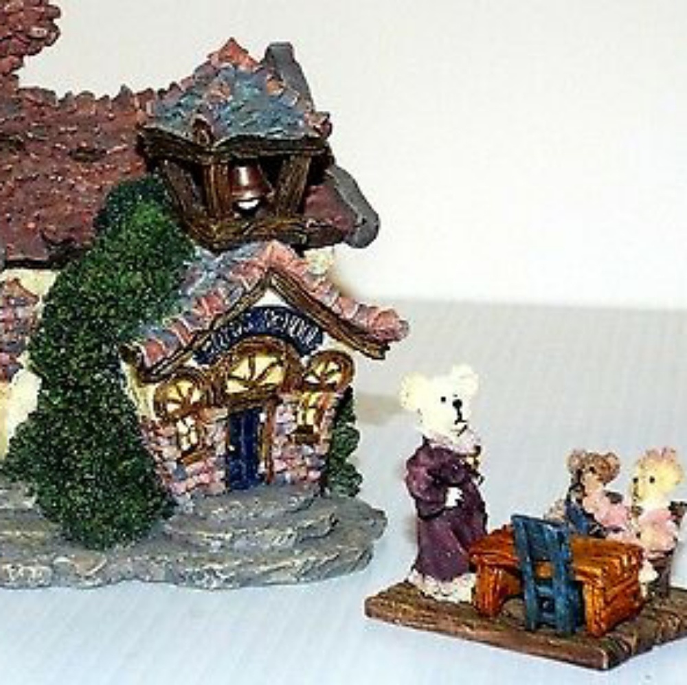 Boyd's Bear Bearly A. School